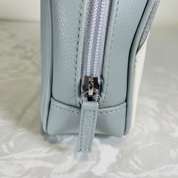 🎉🔥HOST PICK🔥🎉3/$100🌸Bath and Body Works🌸Cosmetic Bag - Reindeer - Picture 3 of 6